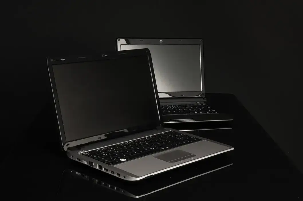 Arbeitsplatz mit PC und Laptop